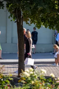 Фото тату на руке, демонстрирующее сложный рисунок с цветочными мотивами и геометрическими элементами. Татуировка выполнена в черных тонах и занимает большую часть предплечья.