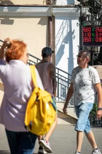 Фото фрагмента татуировки в виде рукава на руке мужчины: детализированное изображение дракона, выполненное в традиционном японском стиле, вид сбоку.