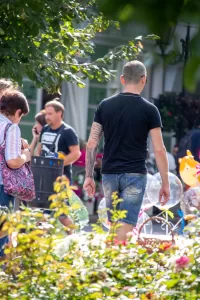 Фото тату на руке мужчины, демонстрирующее текстовую татуировку. Татуировка выполнена черными чернилами и располагается на предплечье.