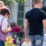 Фото тату на руке мужчины, демонстрирующее текстовую татуировку. Татуировка выполнена черными чернилами и располагается на предплечье.