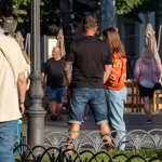 Фото тату на руке мужчины, выполненное в стиле реализм с элементами графики. Изображены детализированные рисунки, покрывающие предплечье.