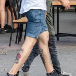 Тату руны и мультяшный персонаж со скейтом на ноге парня - Уличная тату (street tattoo) № 14–210821 2