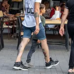Тату руны и мультяшный персонаж со скейтом на ноге парня - Уличная тату (street tattoo) № 14–210821 3