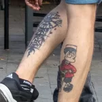 Тату руны и мультяшный персонаж со скейтом на ноге парня - Уличная тату (street tattoo) № 14–210821 4