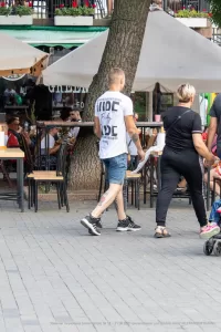 Фото тату в виде небольшого рисунка на ноге. Черно-белый рисунок, простой и лаконичный дизайн.
