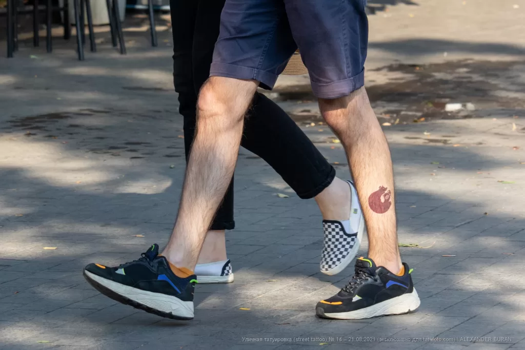 Тату рыжее животное и спираль внизу ноги парня - Уличная тату (street tattoo) № 14–210821 1