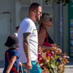 Тату с акулой и надписями на руке парня - Уличная тату (street tattoo) № 14–210821 3