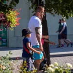 Тату с акулой и надписями на руке парня - Уличная тату (street tattoo) № 14–210821 7
