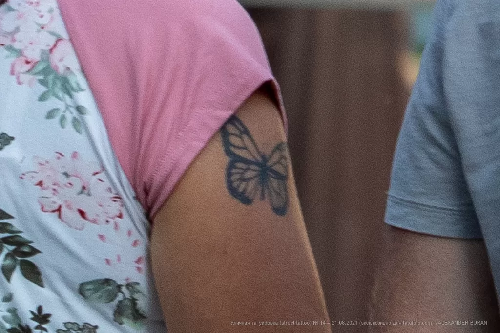 Тату с бабочкой на плече взрослой женщины - Уличная тату (street tattoo) № 14–210821 2