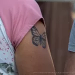 Тату с бабочкой на плече взрослой женщины - Уличная тату (street tattoo) № 14–210821 2