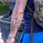 Тату с большим количеством мелких черепов на руке крепкого мужчины - Уличная тату (street tattoo) № 14–210821 3