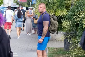 Фото тату на руке мужчины, рука с татуировкой, уличная фотография, современный стиль, татуировка с черепом и цветами, повседневный образ.