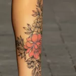 Тату с красным цветком внизу правой ноги молодой девушки - Уличная тату (street tattoo) № 14–210821 2