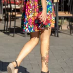 Тату с красным цветком внизу правой ноги молодой девушки - Уличная тату (street tattoo) № 14–210821 3