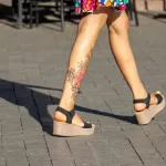 Тату с красным цветком внизу правой ноги молодой девушки - Уличная тату (street tattoo) № 14–210821 4