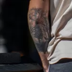 Тату с лесом, воющим волком и луной на левой руке парня - Уличная тату (street tattoo) № 14–210821 2