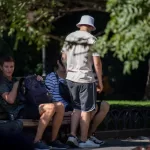 Фото тату на предплечье мужчины: геометрический узор из линий и точек в черном цвете, напоминающий карту или схему.