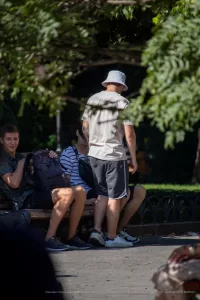 Фото тату на предплечье мужчины: геометрический узор из линий и точек в черном цвете, напоминающий карту или схему.