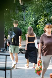 Фото тату на плече женщины: детализированный рисунок, черные татуировки, уличный стиль, идеи для тату.