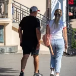 Фото татуировки на предплечье мужчины, выполненной в графическом стиле с использованием черных линий и геометрических фигур.