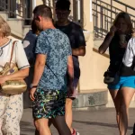 Тату с надписями в черном и красном цвете рукавом на руке мужчины - Уличная тату (street tattoo) № 14–210821 1