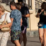 Тату с надписями в черном и красном цвете рукавом на руке мужчины - Уличная тату (street tattoo) № 14–210821 3