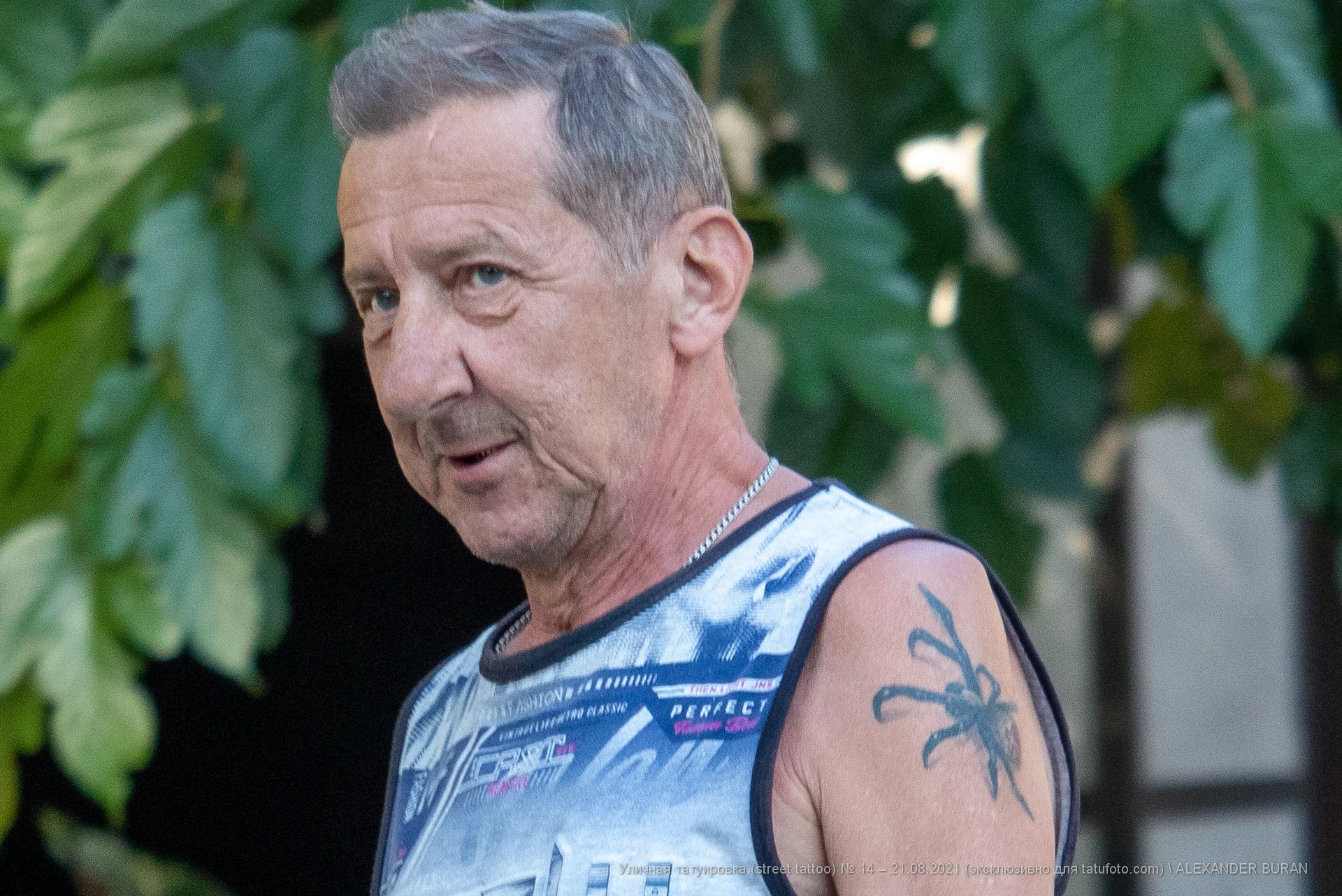 Тату с пауком на плече у пожилого мужчины - Уличная тату (street tattoo) № 14–210821 2