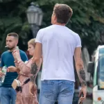 Фотография мужчины с татуировкой на руке, вид сзади. Татуировка выполнена в черно-серых тонах, детализированный рисунок, акцент на плече.