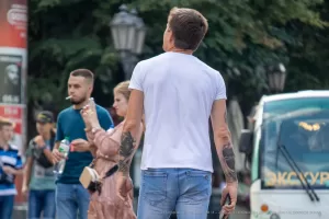 Фотография мужчины с татуировкой на руке, вид сзади. Татуировка выполнена в черно-серых тонах, детализированный рисунок, акцент на плече.