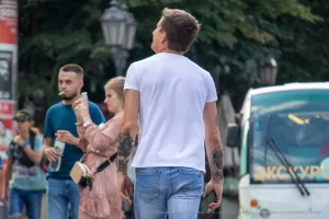 Фотография мужчины с татуировкой на руке, вид сзади. Татуировка выполнена в черно-серых тонах, детализированный рисунок, акцент на плече.