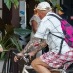 Тату с цветами и листвой на руках колоритного деда на велосипеде - Уличная тату (street tattoo) № 14–210821 4