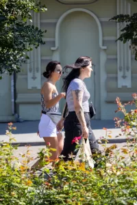 Фото тату на руке девушки: черно-белый рисунок с изображением птицы и растительных элементов, выполненный в графическом стиле. Детализированный эскиз татуировки.