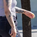 Тату с цветами и маской монстра на руках девушки - Уличная тату (street tattoo) № 14–210821 5