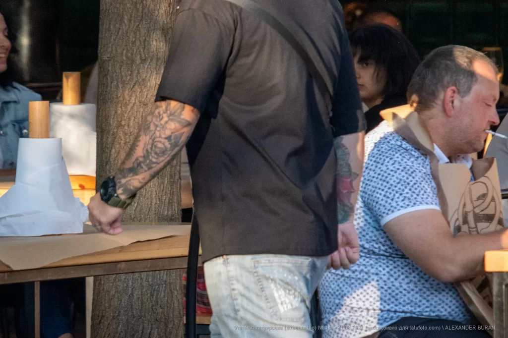 Тату с цветами на левой руке парня - Уличная тату (street tattoo) № 14–210821 2