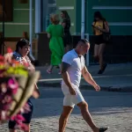 Фотография татуировки на руке мужчины, выполненной в темных тонах. Рисунок татуировки представляет собой сложный узор с готическими элементами и абстрактными формами.