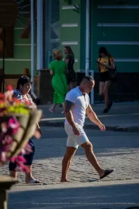 Фотография татуировки на руке мужчины, выполненной в темных тонах. Рисунок татуировки представляет собой сложный узор с готическими элементами и абстрактными формами.