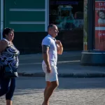 Фотография татуировки на руке мужчины, выполненной в темных тонах. Рисунок татуировки представляет собой сложный узор с готическими элементами и абстрактными формами.