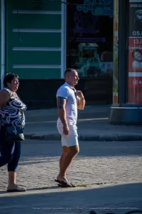 Фотография татуировки на руке мужчины, выполненной в темных тонах. Рисунок татуировки представляет собой сложный узор с готическими элементами и абстрактными формами.