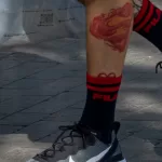 Тату символ супермена и корона на ноге парня - Уличная тату (street tattoo) № 14–210821 3