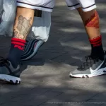 Тату символ супермена и корона на ноге парня - Уличная тату (street tattoo) № 14–210821 4