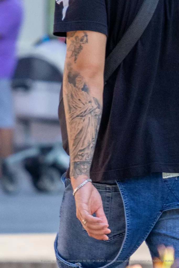 Тату статуя Зевса и амур на левой руке парня - Уличная тату (street tattoo) № 14–210821 2