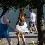 Фото тату на стопе: черная татуировка с геометрическим узором, выполненная в стиле графика. Детализированный рисунок татуировки.