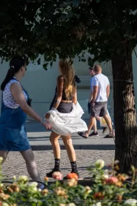 Фото тату на стопе: черная татуировка с геометрическим узором, выполненная в стиле графика. Детализированный рисунок татуировки.