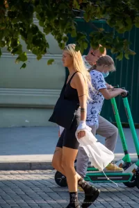 Фото тату на руке: черная татуировка с абстрактным узором, выполненная в стиле графика. Детализированный рисунок татуировки.