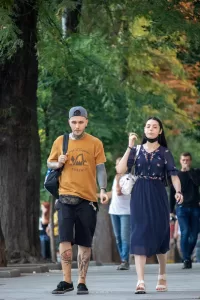 Фото татуировки на икре мужчины, выполненной в реалистичном стиле. Изображен сложный рисунок с элементами флоры и фауны, создающий эффектный визуальный образ.