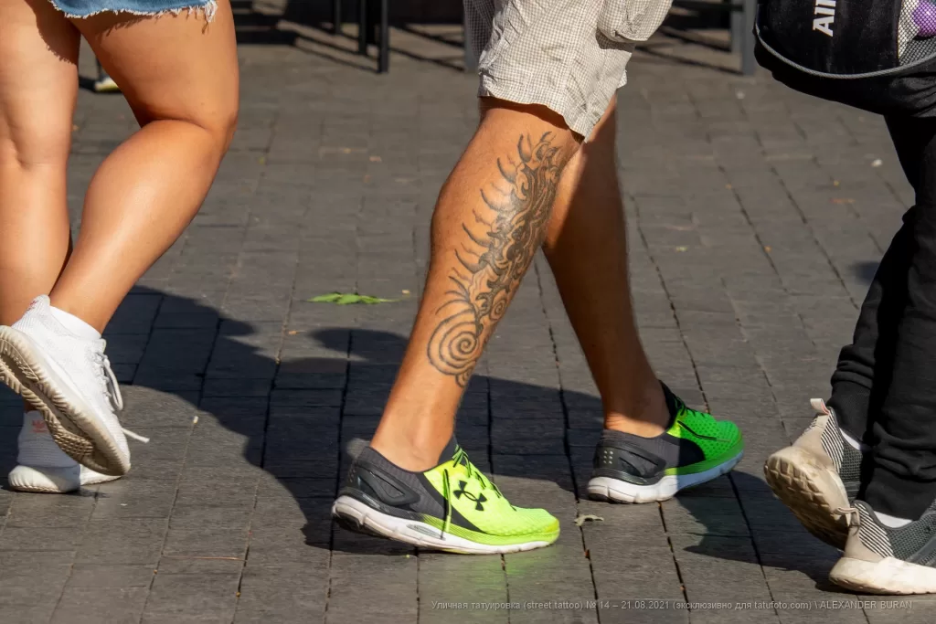 Тату узоры внизу правой ноги парня - Уличная тату (street tattoo) № 14–210821 2