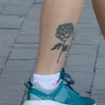 Тату цветок внизу правой ноги девушки - Уличная тату (street tattoo) № 14–210821 4