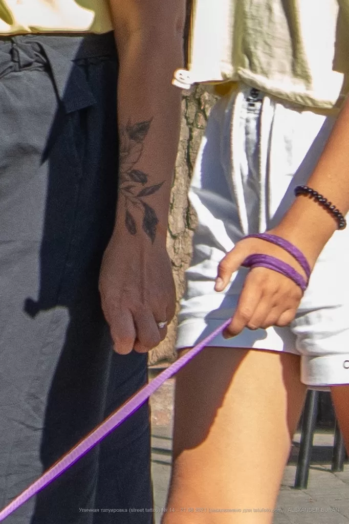 Тату цветок и листва браслетом на левой руке женщины - Уличная тату (street tattoo) № 14–210821 2