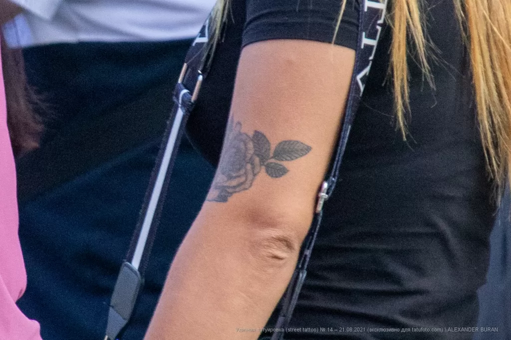Тату цветок розы на левой руке девушки - Уличная тату (street tattoo) № 14–210821 2