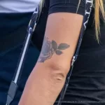 Тату цветок розы на левой руке девушки - Уличная тату (street tattoo) № 14–210821 2